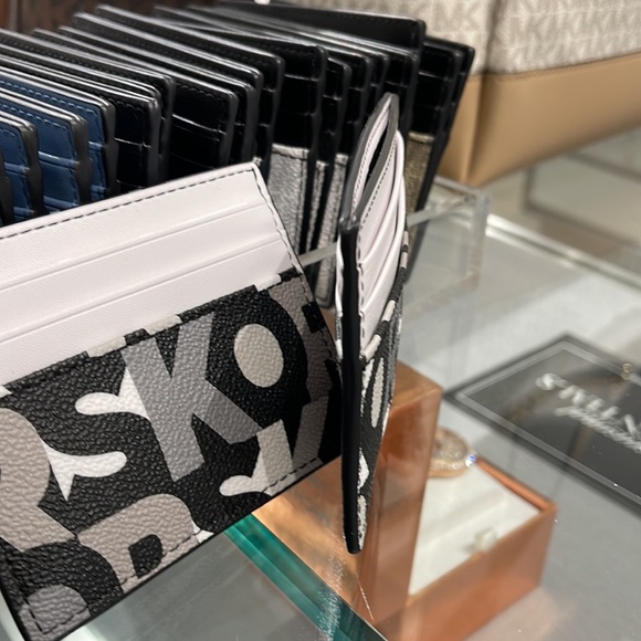 MICHAEL KORS MENS
Cooper Graphic Logo Tall Card Case
36S3LCOD2U
Black Multi NWT - Picture 4 of 16